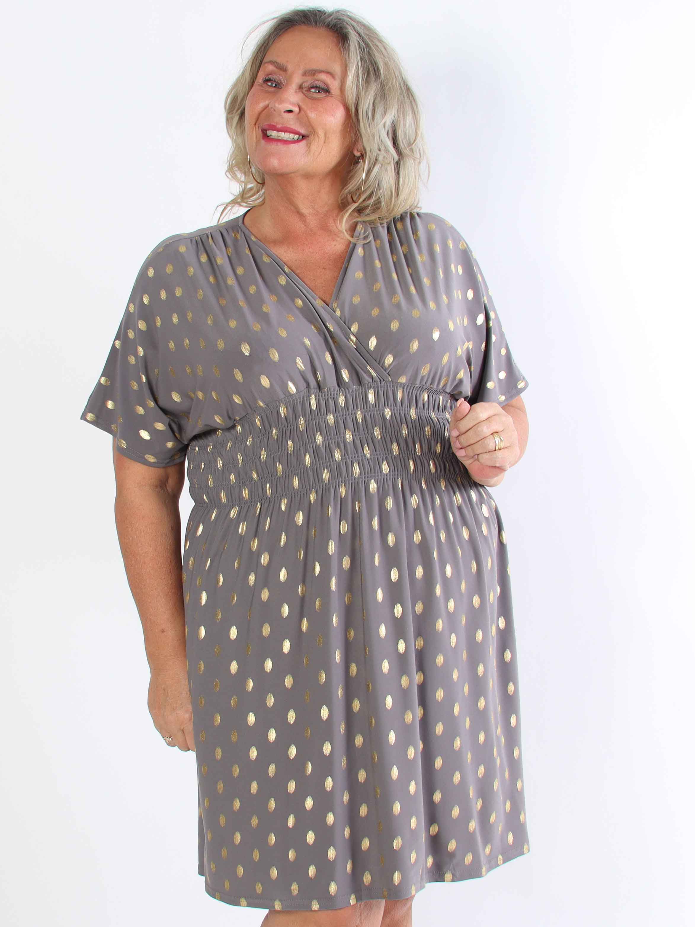 Pams Dot Short - Elastisk klänning i plus size med guldprickar